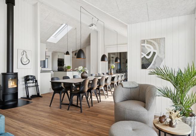 Det stora ljusa vardagsrummet i lyxstuga nr 696 för 18.