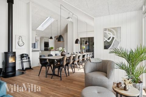 Det stora ljusa vardagsrummet i lyxstuga nr 696 för 18.