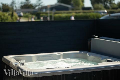 Njut av spabadets värme i lyxstuga nr 696 i Fyn och öar