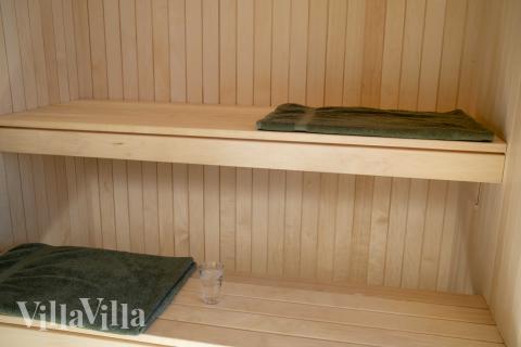 Njut av bastuvärmen i lyxstuga nr 696 för 18 personer