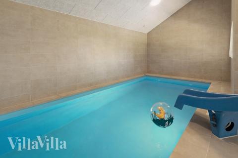 Sommarstuga 696 är inredd med en smakfull poolavdelning som har vattenrutschbana, ett stort inbyggt spapad och bastu