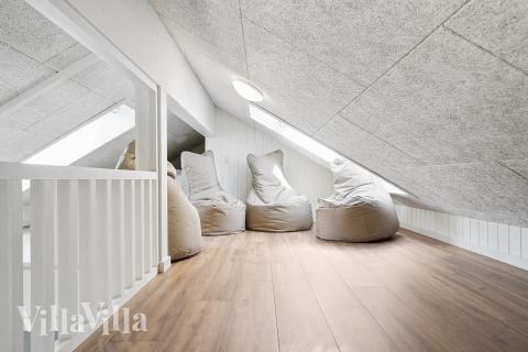 Några av de 18 sovplatserna finns på loftet i lyxstuga nr 696