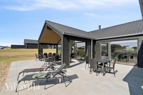 Lyxstuga nr 696 har en härlig terrass med sköna trädgårdsmöbler för 18 personer.