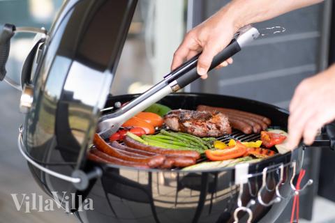 Njut av en grillkväll på terrassen i lyxstuga nr 696 i Fyn och öar