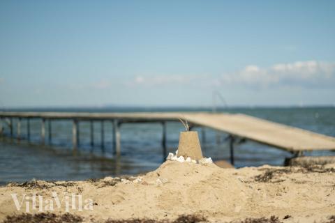 Stranden i närheten av lyxhus 696.