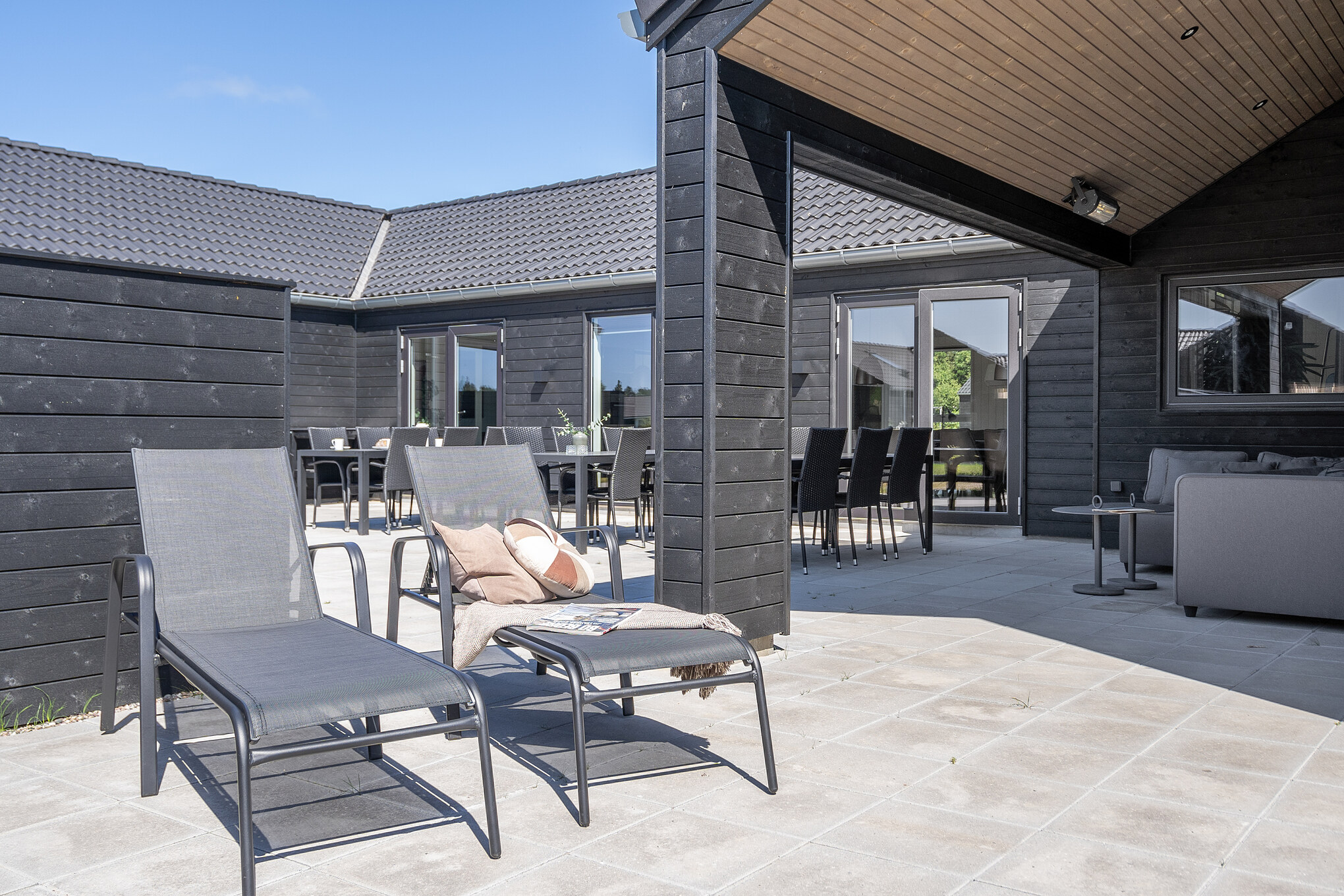 Njut av en grillkväll på terrassen i lyxstuga nr 905 i Lolland/Falster/Møn