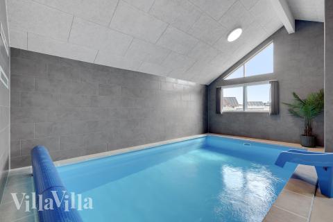 Sommarstuga 900 är inredd med en smakfull poolavdelning som har vattenrutschbana, ett stort inbyggt spapad och bastu