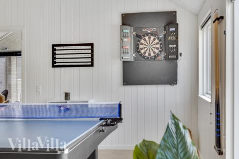Förutom de många timmar som du kan tillbringa i stugans poolavdelning erbjuder lyxstuga 900 även biljard, bordtennis och dart