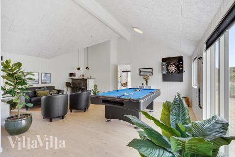 Lyxstuga 900 för 18 personer har ett stort aktivitetsrum med bl.a. biljard och dart