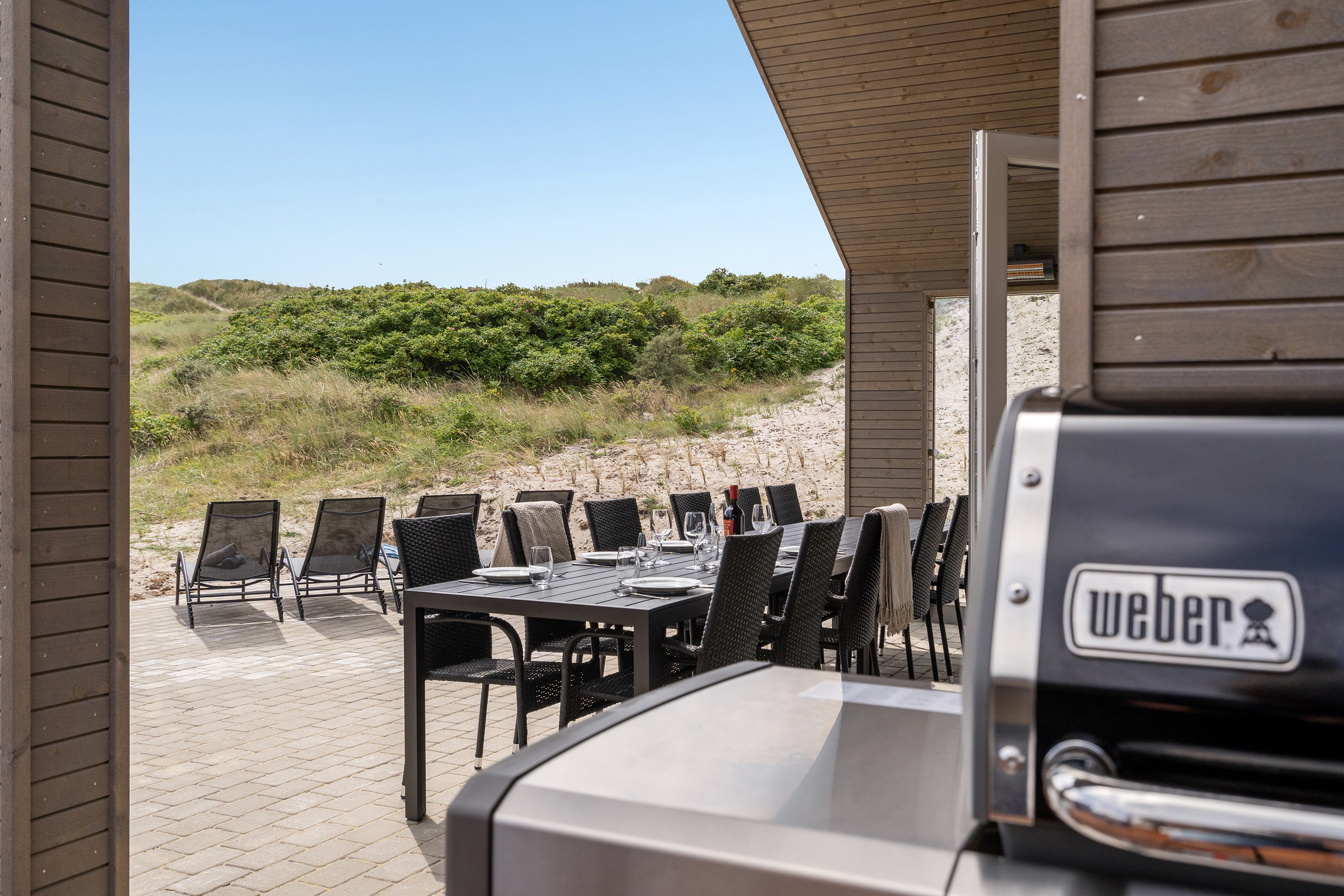 Njut av en grillkväll på terrassen i lyxstuga nr 900 i Vestjylland