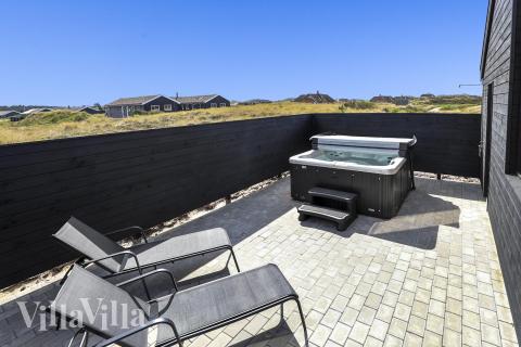 Njut av spabadets värme i lyxstuga nr 609 i Vestjylland