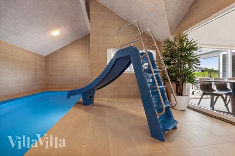 Den härliga poolen i lyxstuga nr 907 för 18 personer