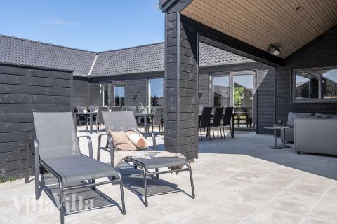 Lyxstuga nr 907 har en härlig terrass med sköna trädgårdsmöbler för 18 personer.