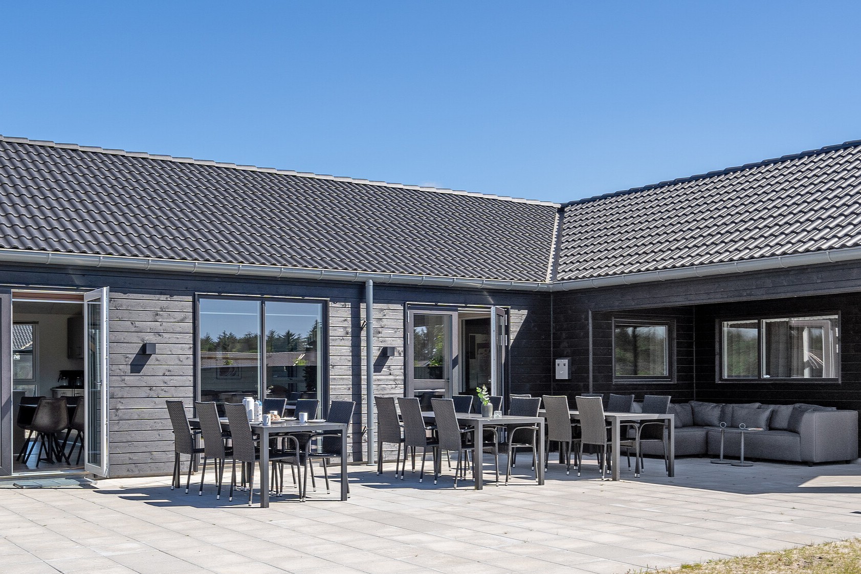 På terrassen i sommarhus nr 907 finns det plats för upp till 18 gäster.
