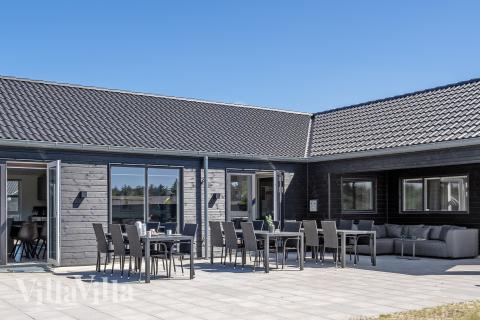 På terrassen i sommarhus nr 907 finns det plats för upp till 18 gäster.