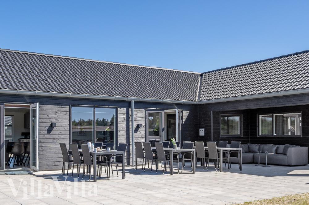 På terrassen i sommarhus nr 907 finns det plats för upp till 18 gäster.