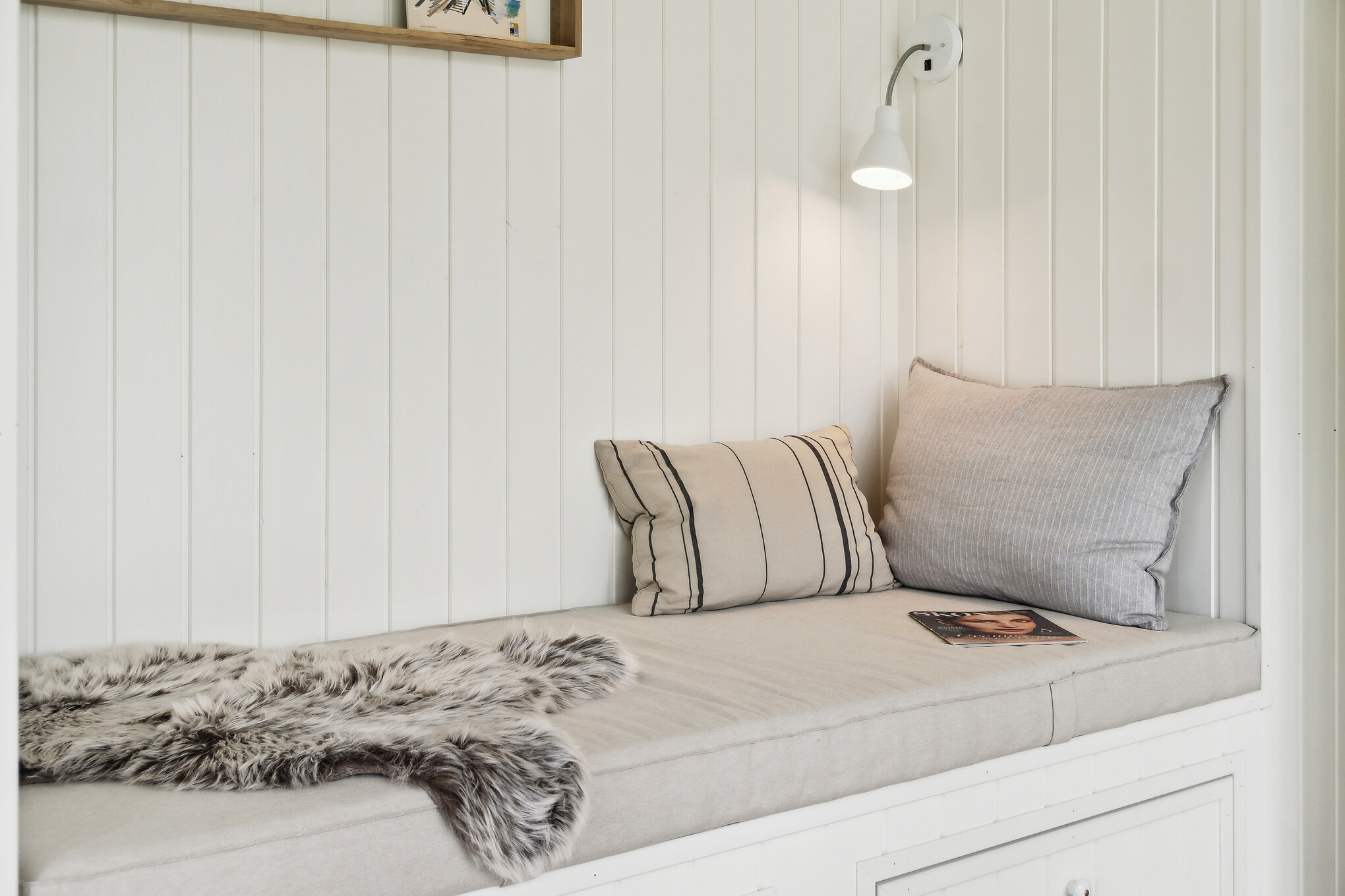Det stora ljusa vardagsrummet i lyxstuga nr 906 för 18.