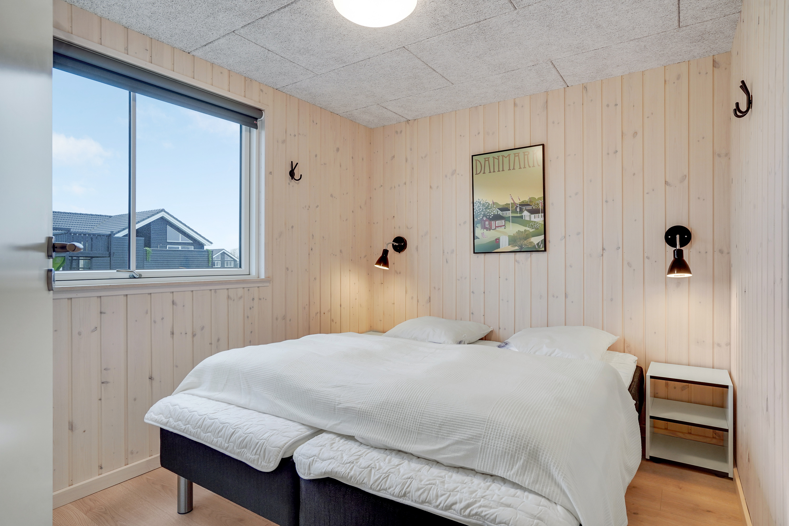 Ett av de 7 utmärkta sovrummen i lyxstuga nr 906 i Fyn och öar.