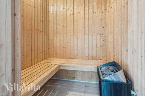 Njut av bastuvärmen i lyxstuga nr 387 för 24 personer