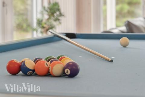 Lyxstuga 387 för 24 personer har ett stort aktivitetsrum med bl.a. biljard och dart