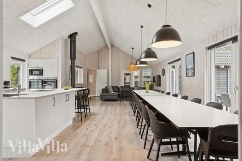 Det stora ljusa vardagsrummet i lyxstuga nr 387 för 24.