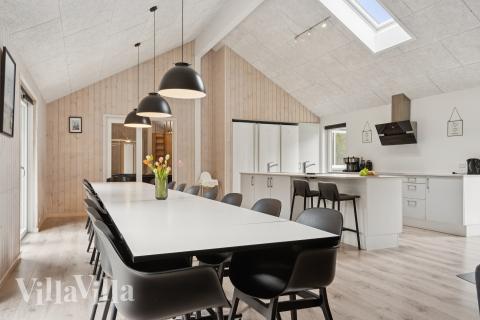 Vardagsrummet i lyxstuga nr. 387 har plats för 24 personer.