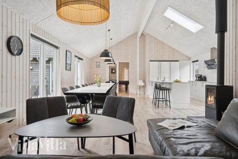 I soffhörnan i lyxstuga 387 i Vestjylland kan ni spela brädspel eller titta på film tillsammans.