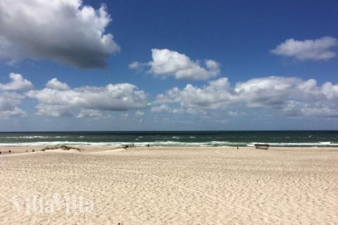 Stranden i närheten av lyxhus 387.