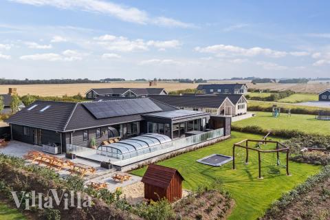 Den praktfulla poolstugan nr 686 med plats för 36 personer ligger i Limfjorden