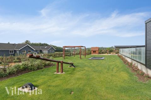 Till den trevliga sommarstugan nr 686 i Limfjorden erbjuds en mängd utomhusaktiviteter, t.ex. lektorn och gungor