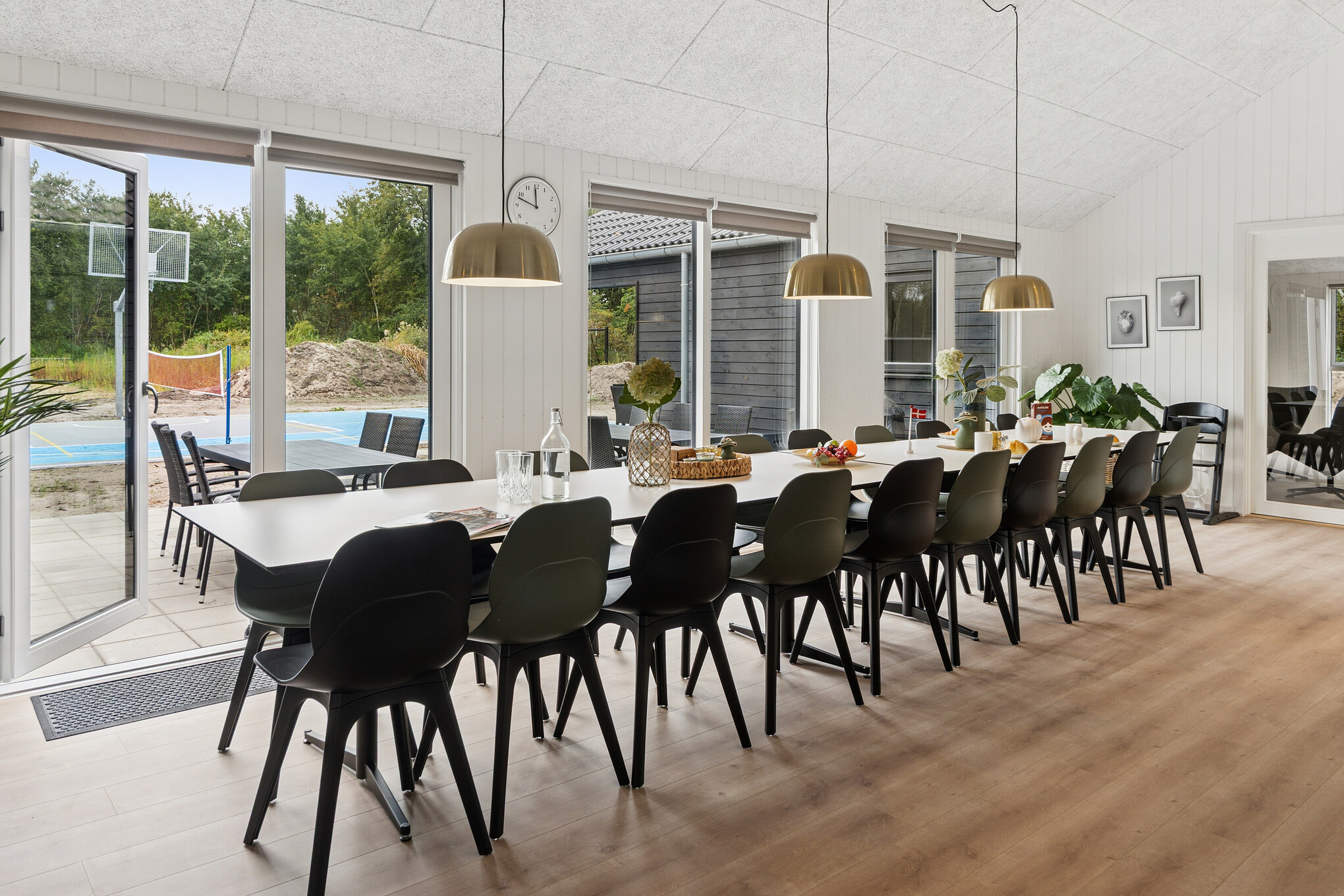 Det stora ljusa vardagsrummet i lyxstuga nr 697 för 20.
