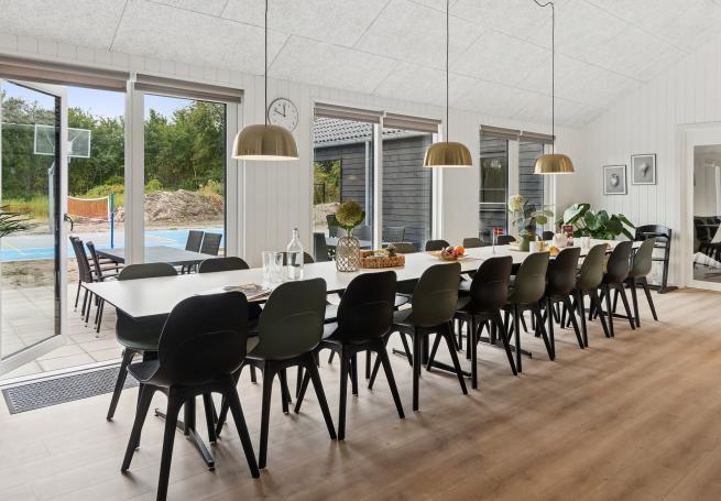 Det stora ljusa vardagsrummet i lyxstuga nr 697 för 20.