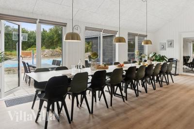 Det stora ljusa vardagsrummet i lyxstuga nr 697 för 20.