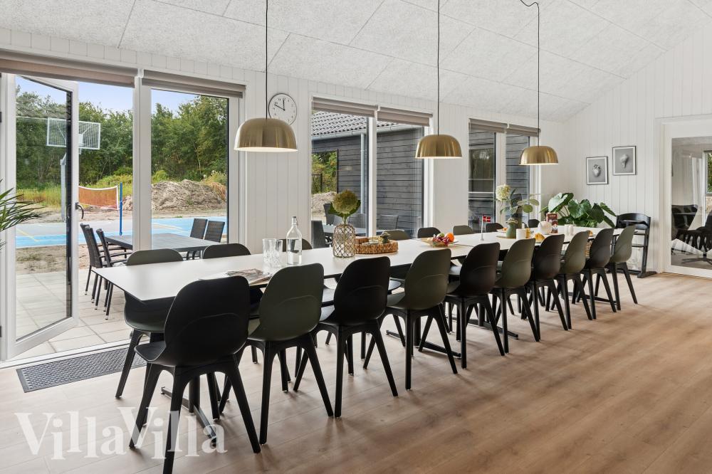 Det stora ljusa vardagsrummet i lyxstuga nr 697 för 20.
