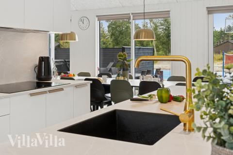 Köket i lyxstuga nr 697 är utrustat så att ni kan laga mat till 20 personer.