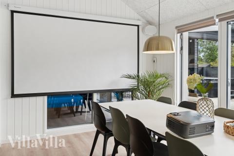 Ni kan sitta 20 personer tillsammans i vardagsrummet när ni besöker lyxhus nr 697 i Lolland/Falster/Møn.