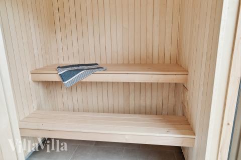 Njut av bastuvärmen i lyxstuga nr 697 för 20 personer