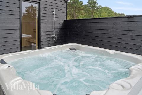 Njut av spabadets värme i lyxstuga nr 697 i Lolland/Falster/Møn