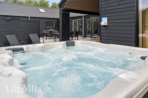 Lyxstuga nr 697 erbjuder bland annat ett härligt spabad