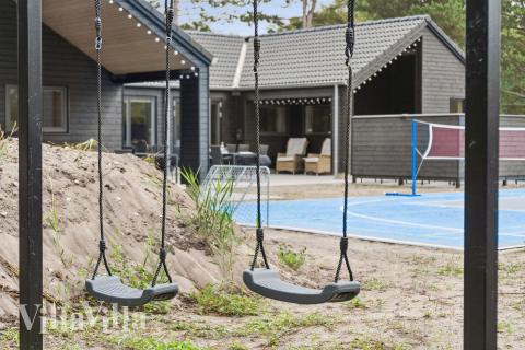 Till den trevliga sommarstugan nr 697 i Lolland/Falster/Møn erbjuds en mängd utomhusaktiviteter, t.ex. lektorn och gungor