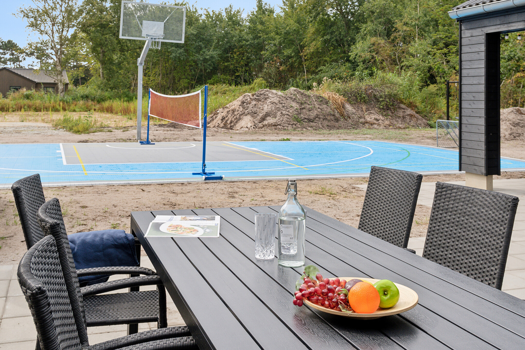 Lyxstuga nr 697 har en härlig terrass med sköna trädgårdsmöbler för 20 personer.