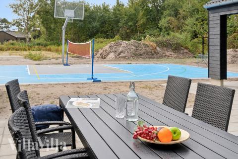 Lyxstuga nr 697 har en härlig terrass med sköna trädgårdsmöbler för 20 personer.