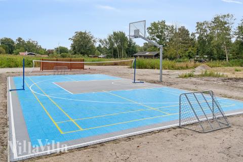 Förutom de många timmar som du kan tillbringa i stugans poolavdelning erbjuder lyxstuga 697 även många utomhusaktiviteter