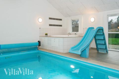 Den härliga poolen i lyxstuga nr 223 för 18 personer