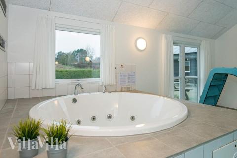 Njut av spabadets värme i lyxstuga nr 223 i Østjylland