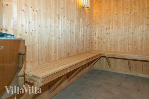 Njut av bastuvärmen i lyxstuga nr 223 för 18 personer