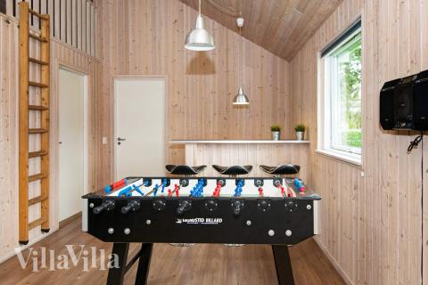 Lyxstuga 223 för 18 personer har ett stort aktivitetsrum med bl.a. biljard och dart