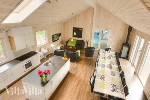 Det stora ljusa vardagsrummet i lyxstuga nr 223 för 18.