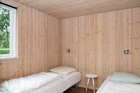 Ett av de 7 utmärkta sovrummen i lyxstuga nr 223 i Østjylland.