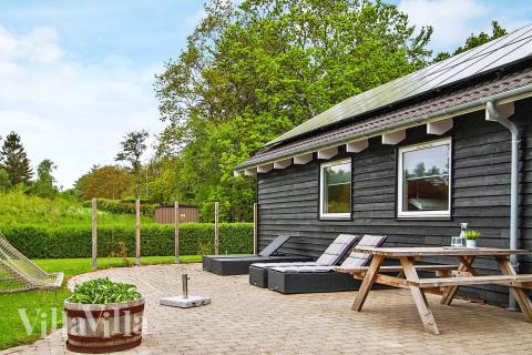 På terrassen i sommarhus nr 223 finns det plats för upp till 18 gäster.